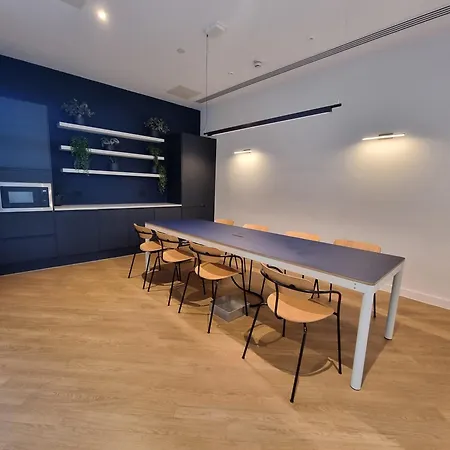 Trafford Modern 1 Bed With Cinema Апартаменты *