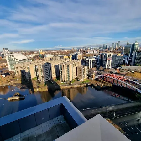 Trafford Modern 1 Bed With Cinema Апартаменты *