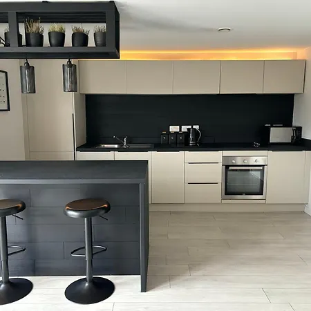 Riverside Wharf - Free Parking, Business, Couples & Families Manchester