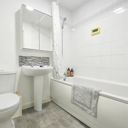The Bushmoor - Spacious Holiday Townhouse 10 Minutes To City Centre Free Parking *