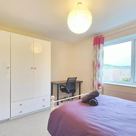 The Bushmoor - Spacious Holiday Townhouse 10 Minutes To City Centre Free Parking Holiday home
