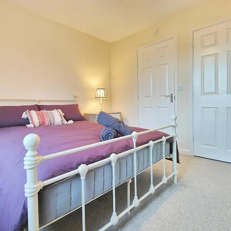 The Bushmoor - Spacious Holiday Townhouse 10 Minutes To City Centre Free Parking