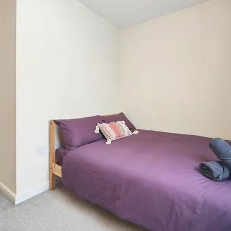 Holiday home The Bushmoor - Spacious Holiday Townhouse 10 Minutes To City Centre Free Parking *