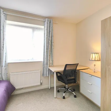 The Bushmoor - Spacious Holiday Townhouse 10 Minutes To City Centre Free Parking Holiday home *