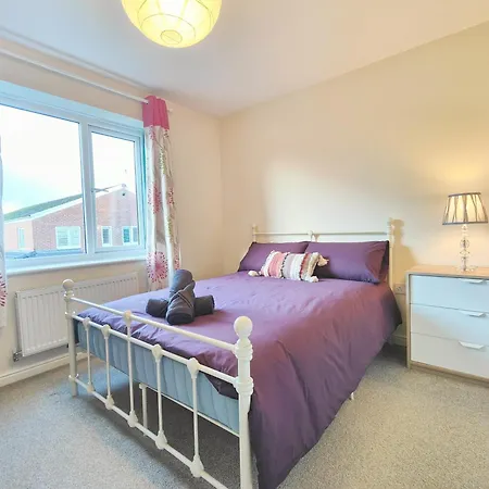 The Bushmoor - Spacious Holiday Townhouse 10 Minutes To City Centre Free Parking *