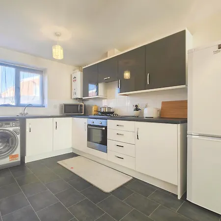 The Bushmoor - Spacious Holiday Townhouse 10 Minutes To City Centre Free Parking Holiday home