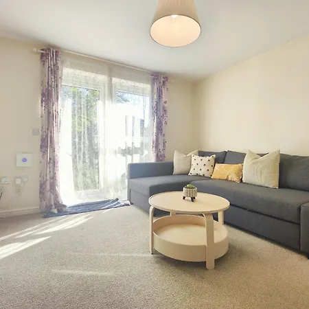 The Bushmoor - Spacious Holiday Townhouse 10 Minutes To City Centre Free Parking *
