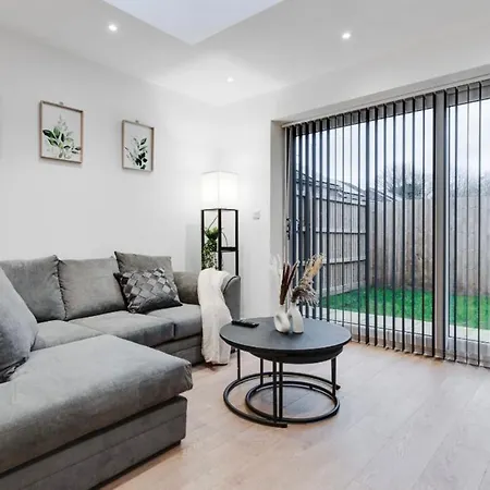 New Build Haven - Close To Centre - Etihad Holiday home *