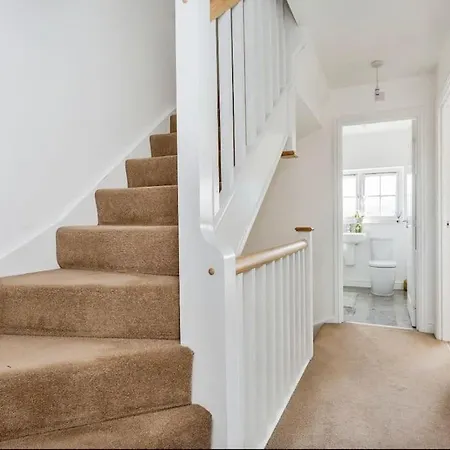 Modern 4 Bed House Perfect For Contractors With Free Parking