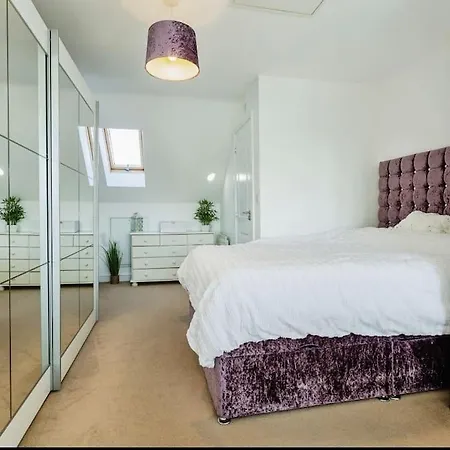 Modern 4 Bed House Perfect For Contractors With Free Parking 度假居 *