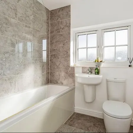Modern 4 Bed House Perfect For Contractors With Free Parking Casa vacanze