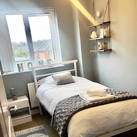 Modern 4 Bed House Perfect For Contractors With Free Parking