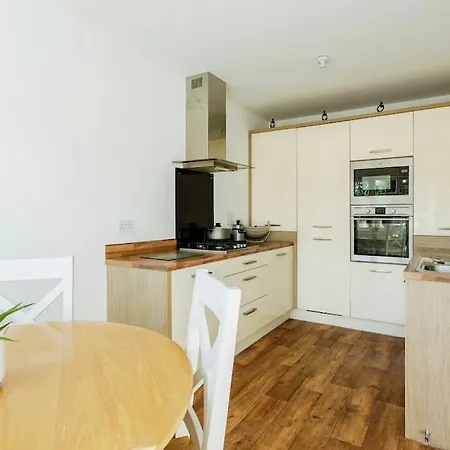 Modern 4 Bed House Perfect For Contractors With Free Parking 度假居 *