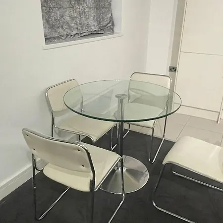 Modern 2-bed Flat In Salford アパート