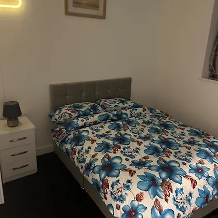 Modern 2-bed Flat In Salford *