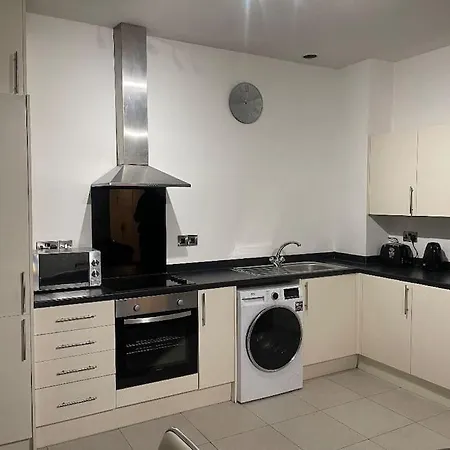 Modern 2-bed Flat In Salford *
