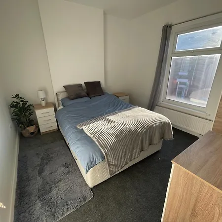 아파트 Spacious 4-bedroom House In *