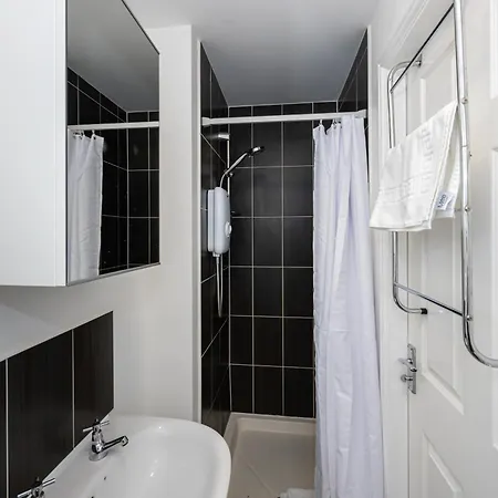Beautiful 4 Bed House In Free Parking *
