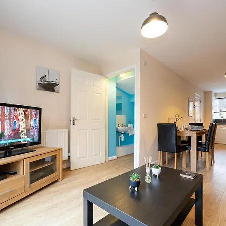 Beautiful 4 Bed House In Free Parking Holiday home