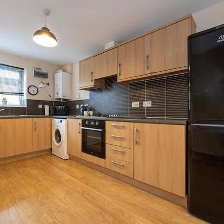 Beautiful 4 Bed House In Free Parking 펜션