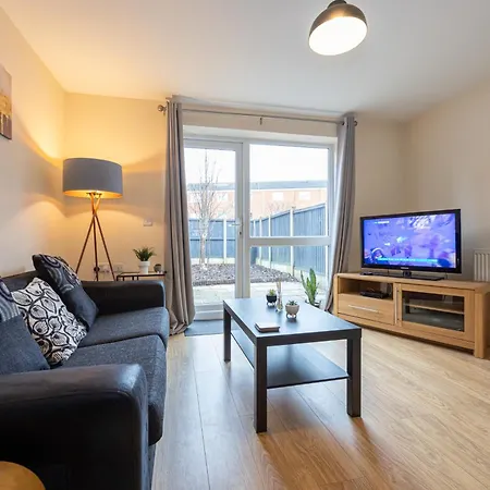 Beautiful 4 Bed House In Free Parking 펜션 *