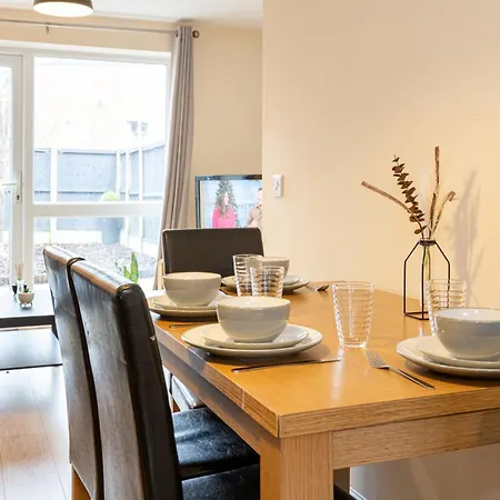 펜션 Beautiful 4 Bed House In Free Parking