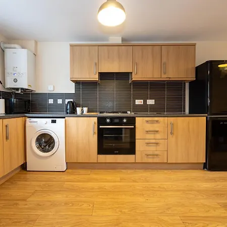 Beautiful 4 Bed House In Free Parking 펜션