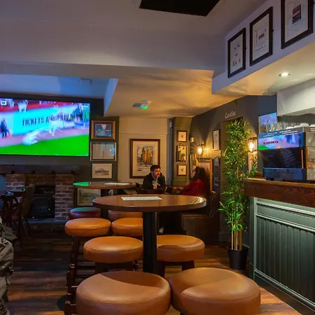 The Crown & Anchor فندق 2*