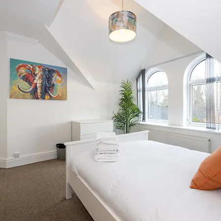 The Burton- Free Gated Parking Apartman *