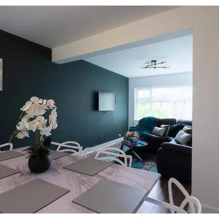 Cozy 3 Bd House, Perfect For Large Group Of 6 *