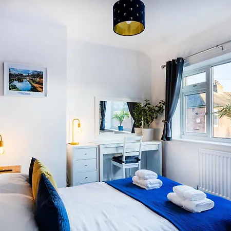 The Heart - Cosy 3 Bedroom House With Double Driveway And Garden In *