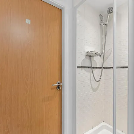 Designer - Great Location! Apartment Manchester