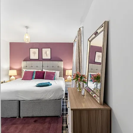 Designer - Great Location! Apartment Manchester