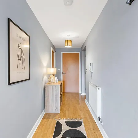 Designer - Great Location! Apartment