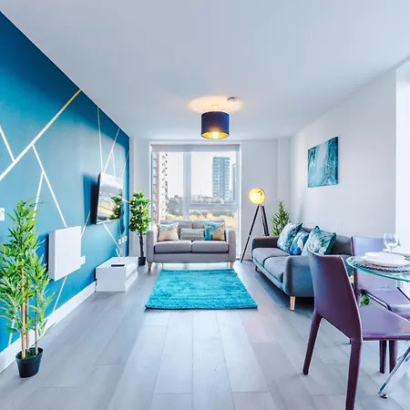 Spacious 3-bedroom In With Private Rooftop Terrace & Stunning Views