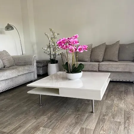 Modern, Stylish And Central *