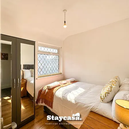 Beautiful Detached - Jacuzzi Bath - Parking