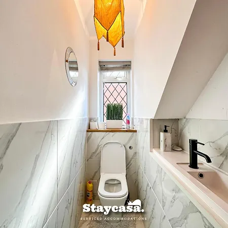 Сasa de vacaciones Beautiful Detached - Jacuzzi Bath - Parking *