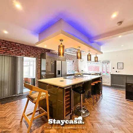 Beautiful Detached - Jacuzzi Bath - Parking Сasa de vacaciones *