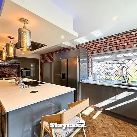 Beautiful Detached - Jacuzzi Bath - Parking