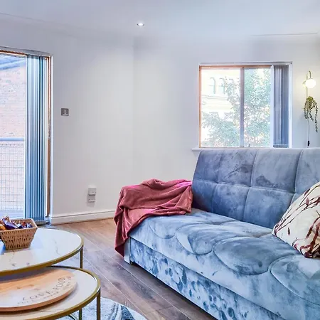 Bright 2 Bedroom With Balcony In Centre Apartment