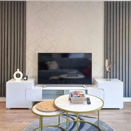 Apartment Bright 2 Bedroom With Balcony In Centre *