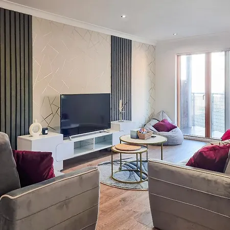 Bright 2 Bedroom With Balcony In Centre