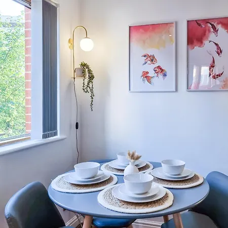 Bright 2 Bedroom With Balcony In Centre Apartment *