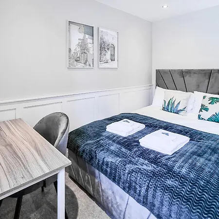Bright 2 Bedroom With Balcony In Centre