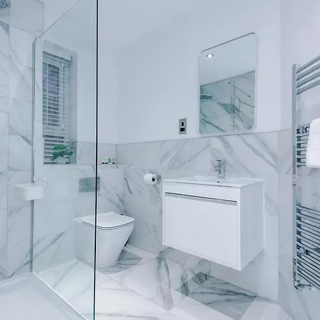 4 Bedroom Townhouse In - By Hilltop Serviced Holiday home Manchester