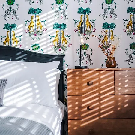 4 Bedroom Townhouse In - By Hilltop Serviced Ferienhaus Manchester