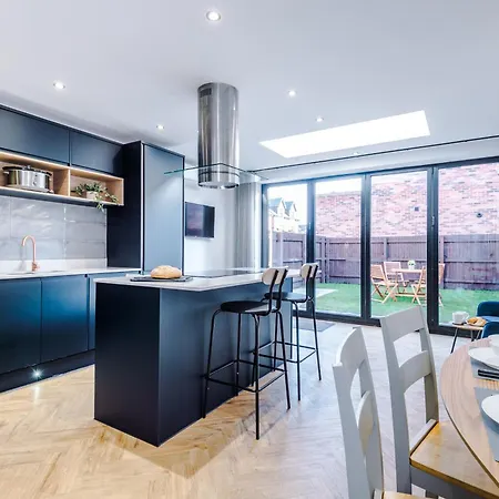 4 Bedroom Townhouse In - By Hilltop Serviced * Manchester