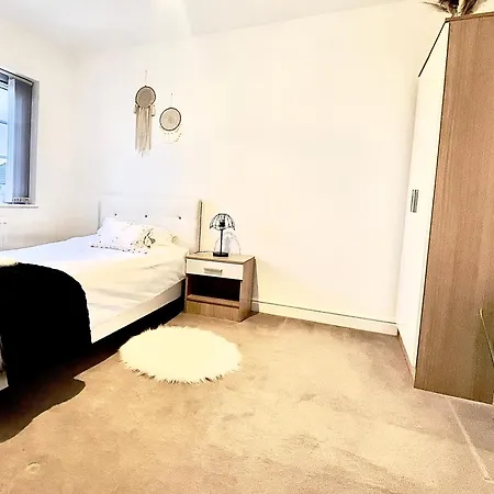 4 Bedroom Town House- Free Parking, Perfect For Families And Contractors Dom wakacyjny *