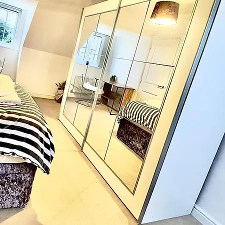 4 Bedroom Town House- Free Parking, Perfect For Families And Contractors Casa vacanze